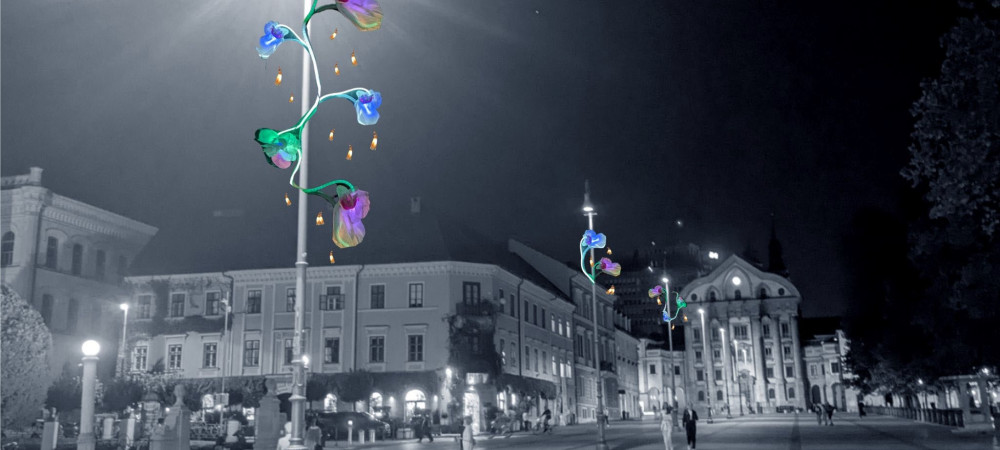 Crnobela fotografija sredisca mesta s pisano okrasenimi ulicnimi svetilkami.