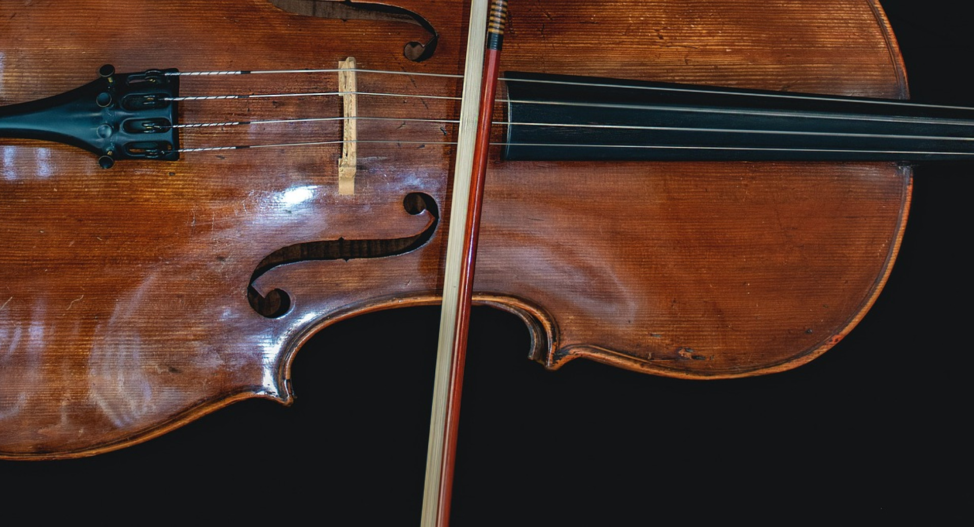 VALOVANJE: Igor Mitrovič, violončelo_foto Ri Butov, Pixabay