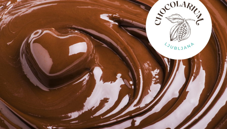 Cokoladni bonbon potopljen v raztopljeni cokoladi. Logo z napisom Chocolarium Ljubljana z narisanim sadezem kakavovca.