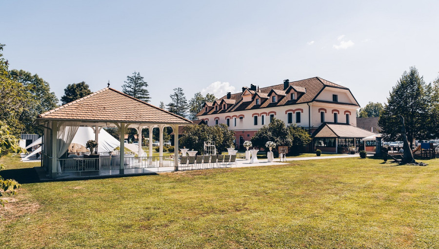 Pogled na gostilno in vrtni paviljon od dalec.