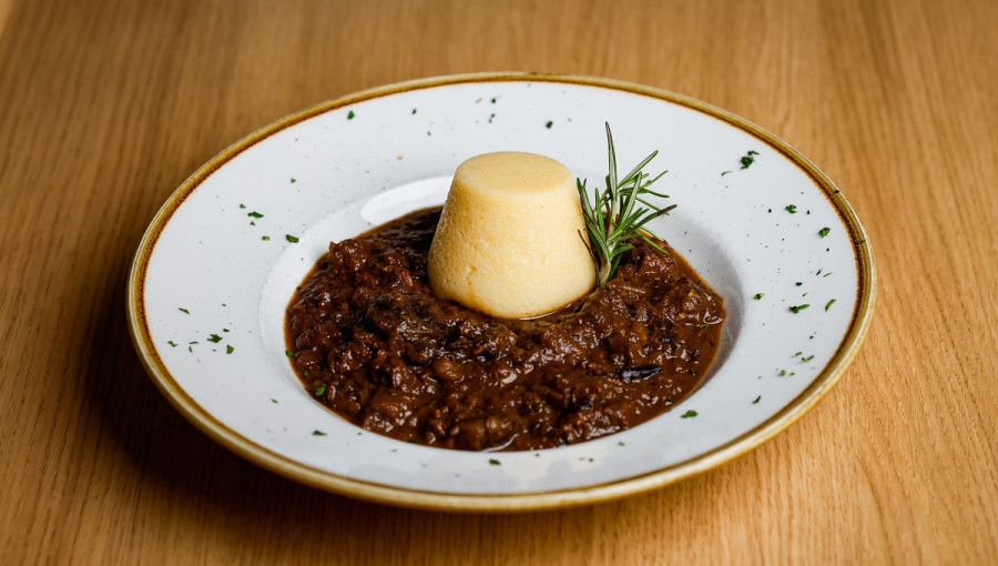 Divjacinski golaz in polenta na belem krozniku.