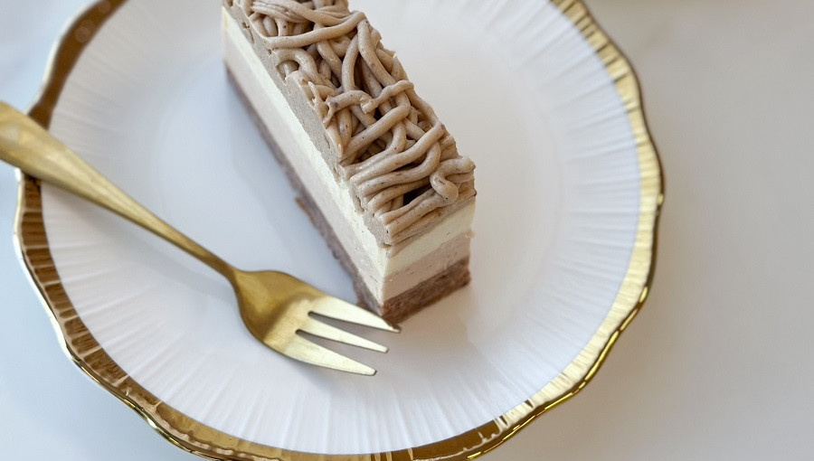 Belo-rjava tortica na belem kroznicku z zlatim robom.