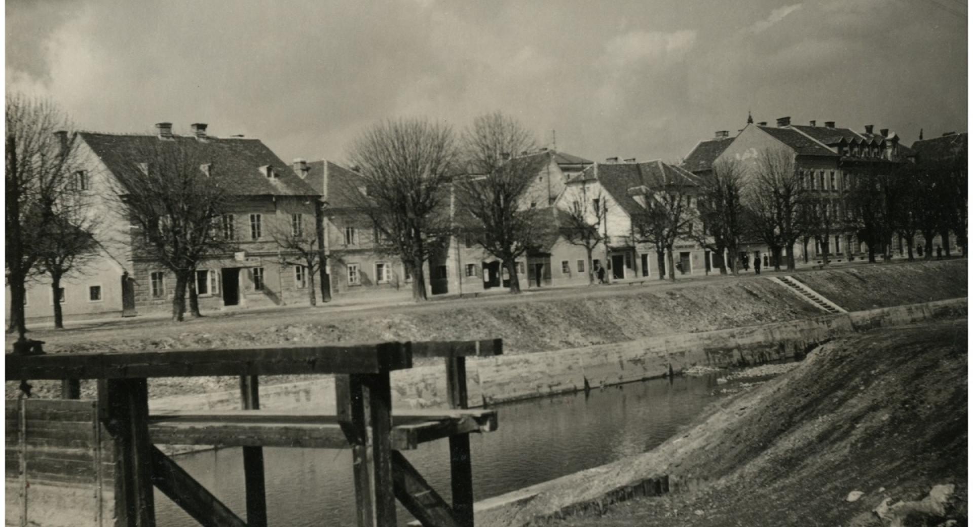 Crnobela fotografija Krakovskega nasipa