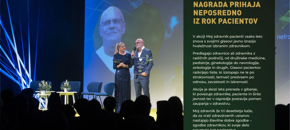 Moski in zenska na odru pred mnozico ljudi.