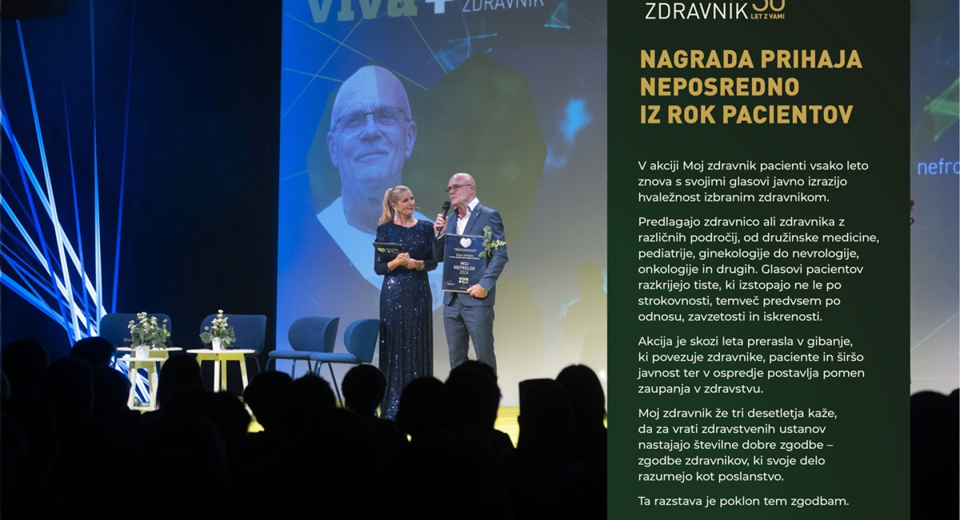 Moski in zenska na odru pred mnozico ljudi.