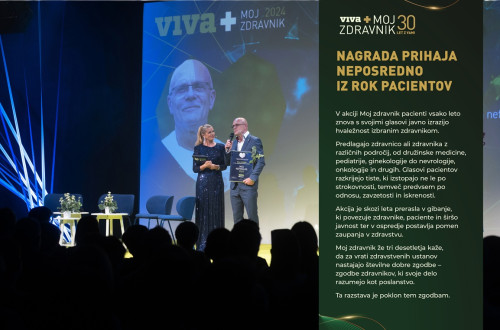 Moski in zenska na odru pred mnozico ljudi.