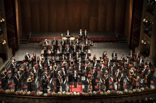 pogled iz zraka na orkester na odru