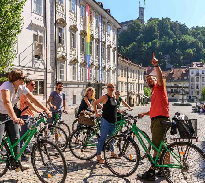 Teilnehmer der geführten Radtour auf dem Novi trg.