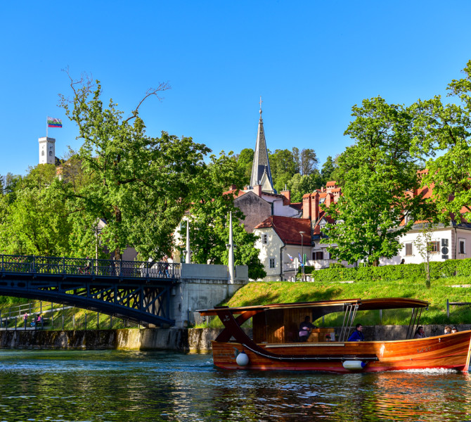 Ladjica na Ljubljanici Ljubljanski grad 2019 Andrej Tarfila