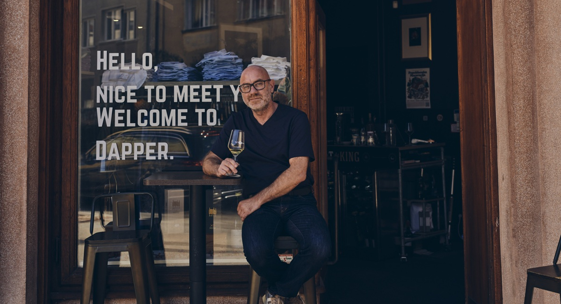 Moski sedi na stolu pred izlozbo.