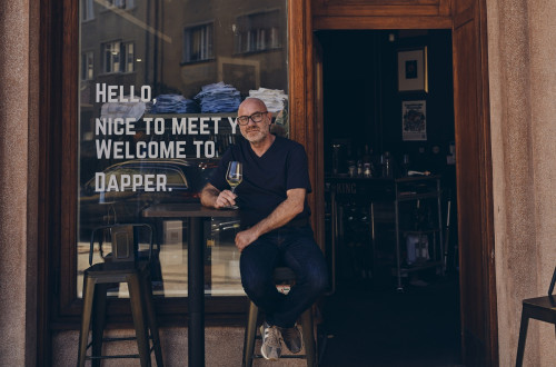 Moski sedi na stolu pred izlozbo.