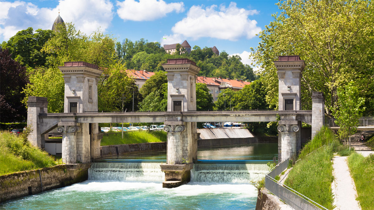 Die Deichschleuse auf dem Fluss Ljubljanica