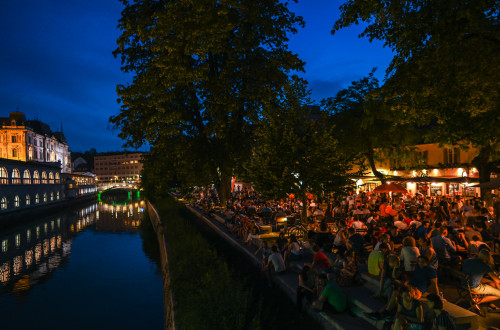 Petkovskovo nabrezje ljudje vecer 2019 Andrej Tarfila