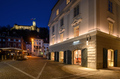 Zunanjost hotela. Večerni pogled na Ljubljanski grad.