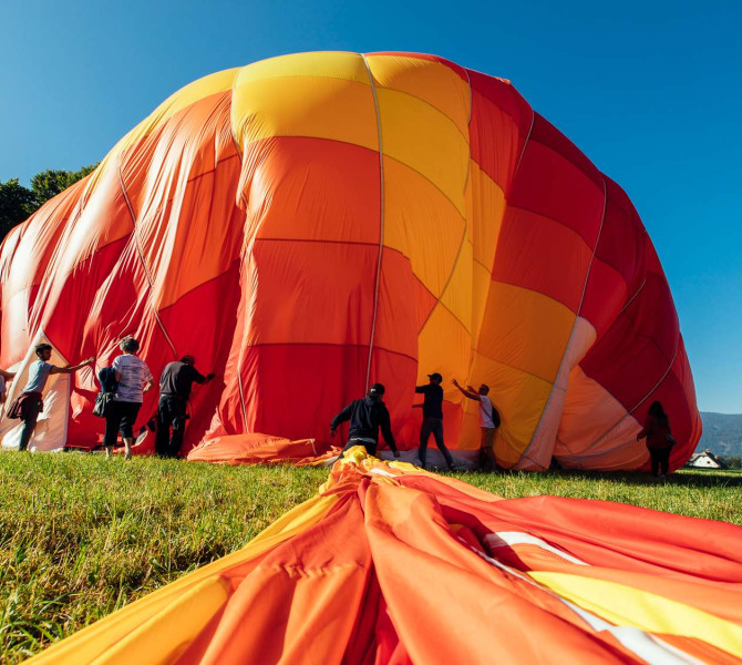Persone che preparano una mongolfiera per il decollo.