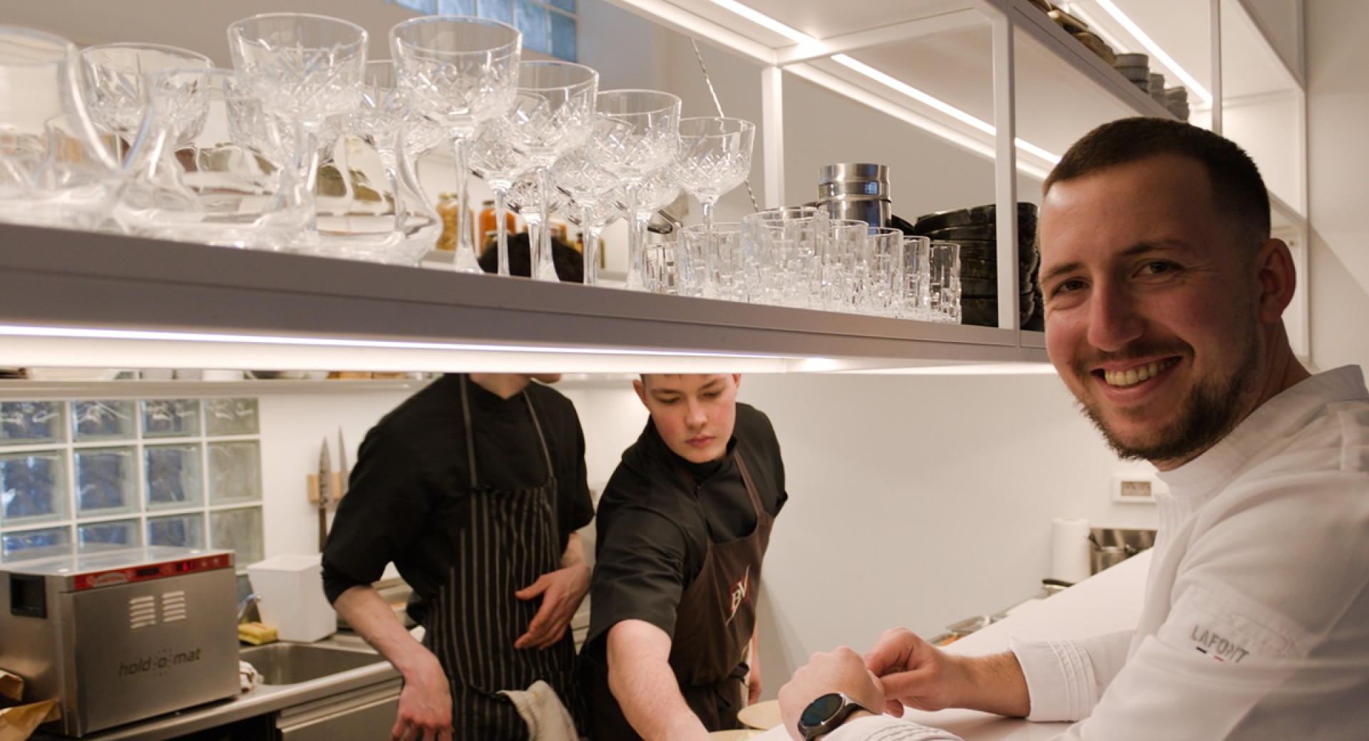 Kuhar v belem za sankom.