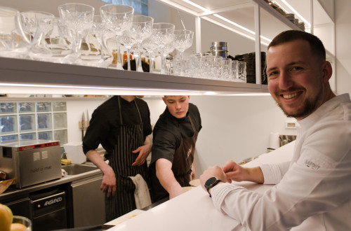 Kuhar v belem za sankom.