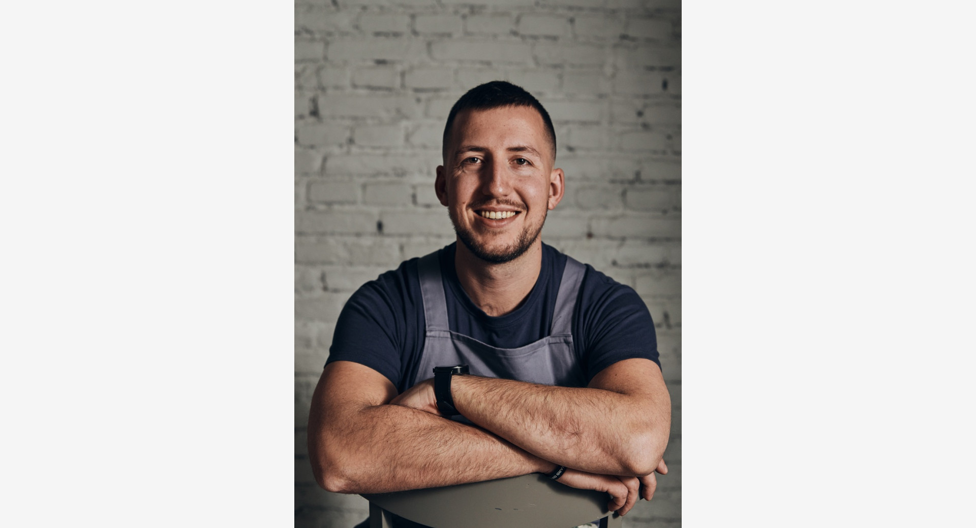 Portret moskega s kratkimi lasmi s predpasnikom.