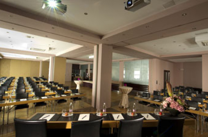 Hotel Slon Kavarna Hall