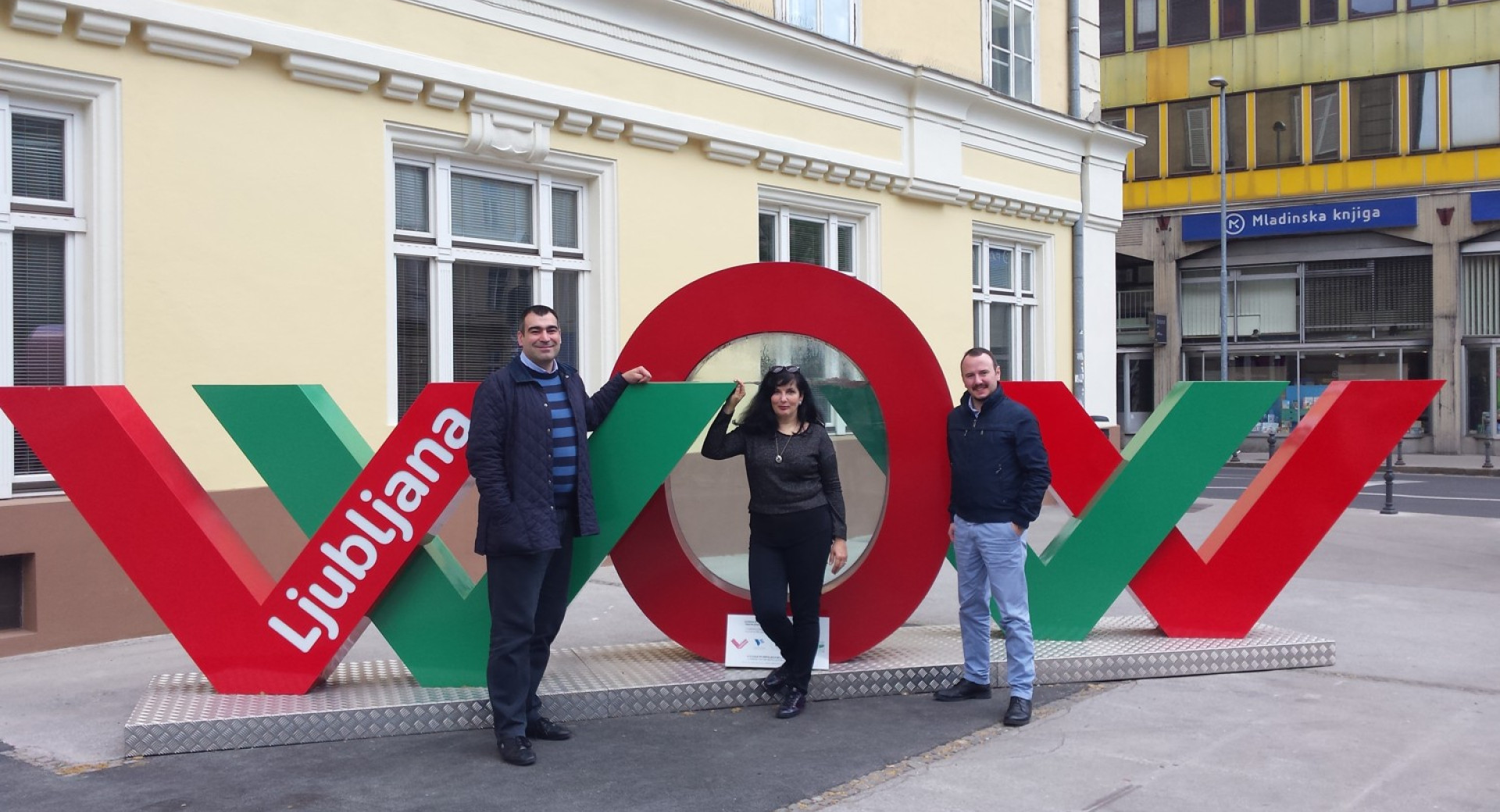 Predstavnica Turizma Ljubljana in predstavnika Dekon Group ob novi instalaciji WOW v Ljubljani.