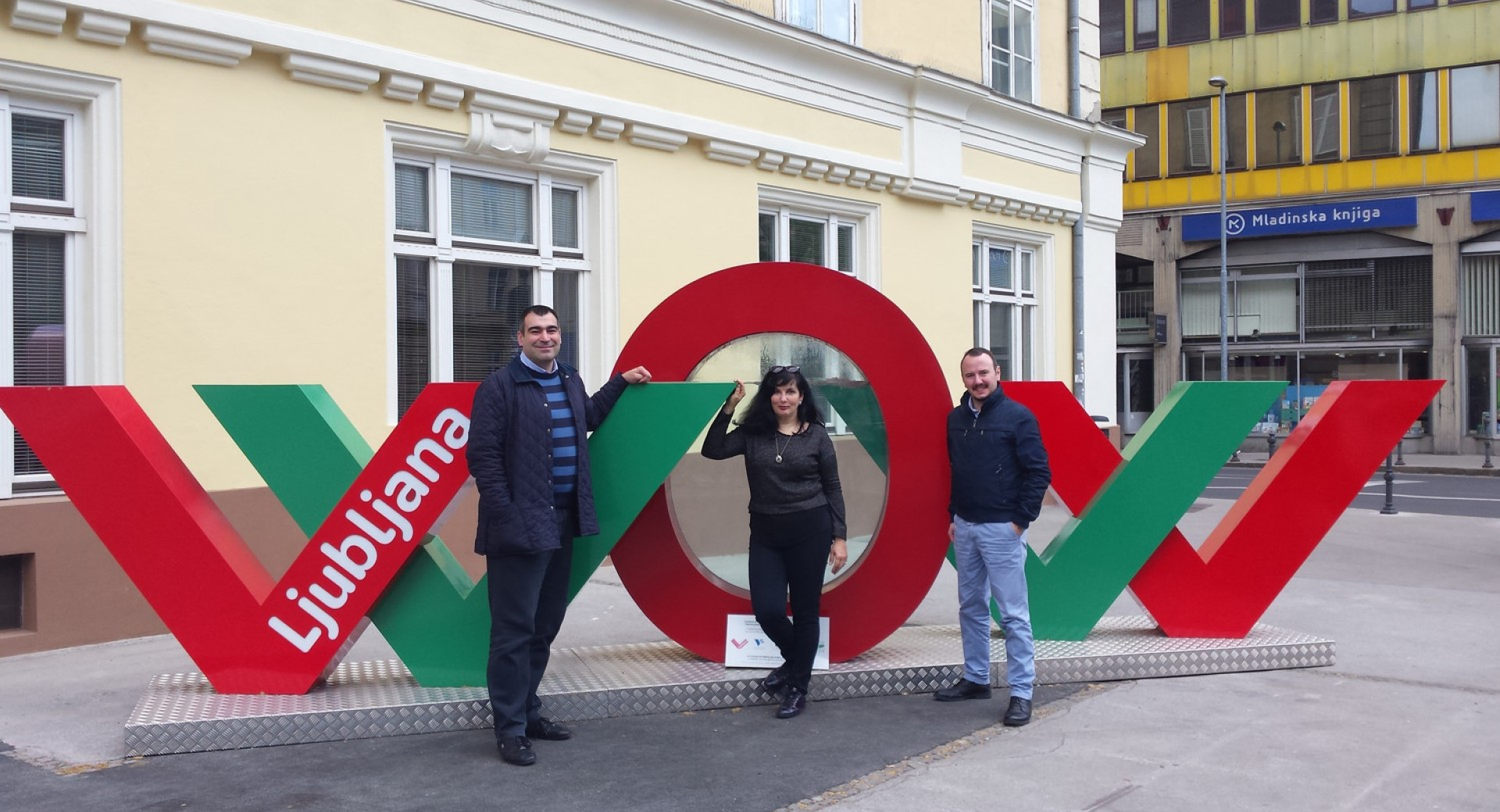 Predstavnica Turizma Ljubljana in predstavnika Dekon Group ob novi instalaciji WOW v Ljubljani.