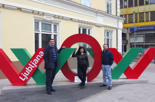 Predstavnica Turizma Ljubljana in predstavnika Dekon Group ob novi instalaciji WOW v Ljubljani.