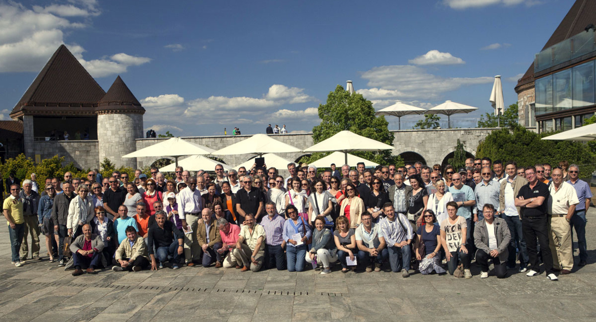 Udeleženci mednarodnega dogodka na dvorišču Ljubljanskega gradu.