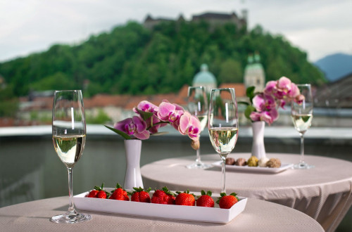 Dvorana nad mestom v City hotelu - pogostitev in v ozadju ljubljanska panorama z Gradom.