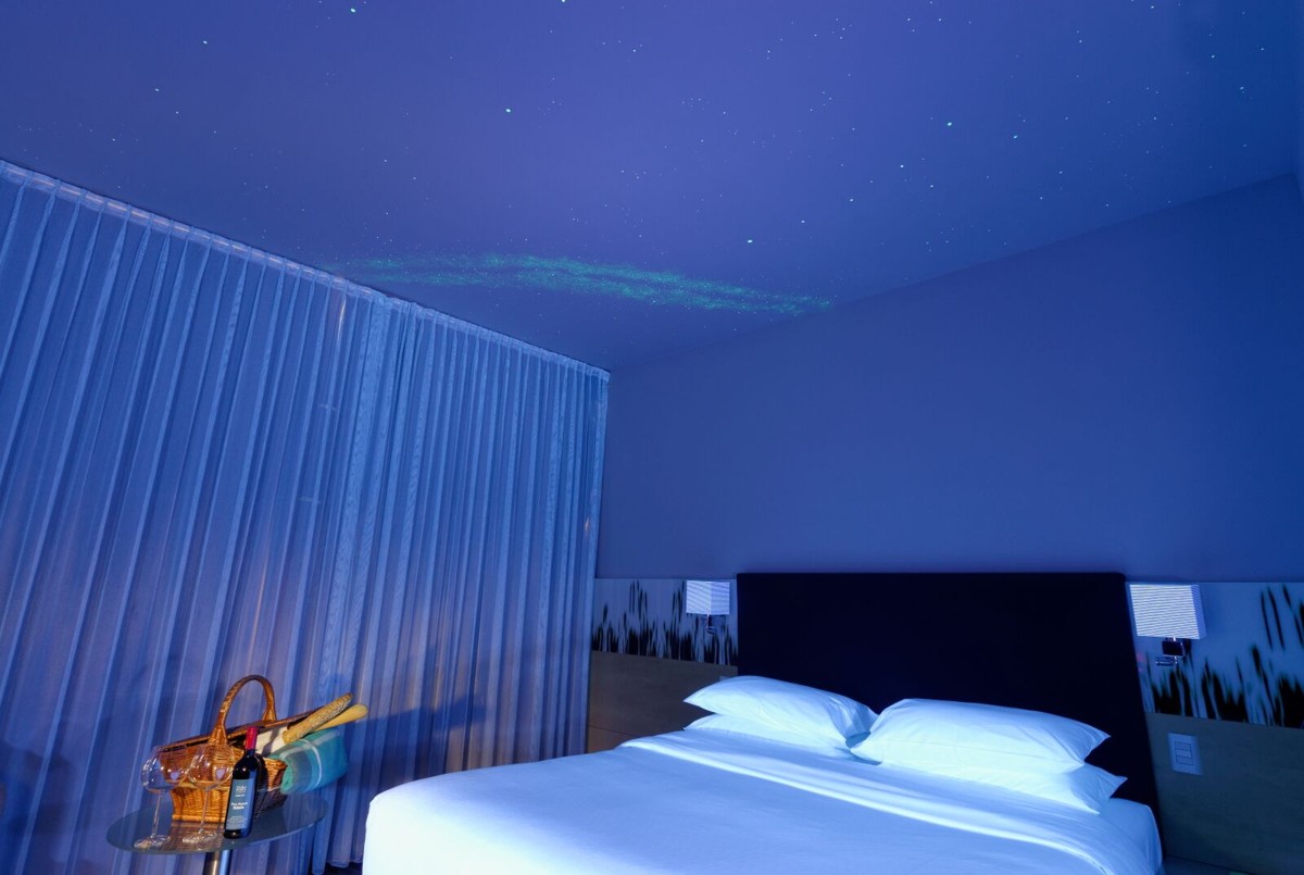 Dvoposteljna soba z izkušnjo prenočevanja pod milim nebom v hotelu 4 Points by Sheraton Mons.