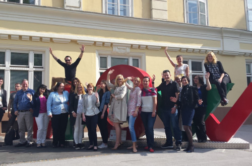 Udeleženci delavnice za organizacijo trajnostnih dogodkov pred sedežem Turizma Ljubljana.