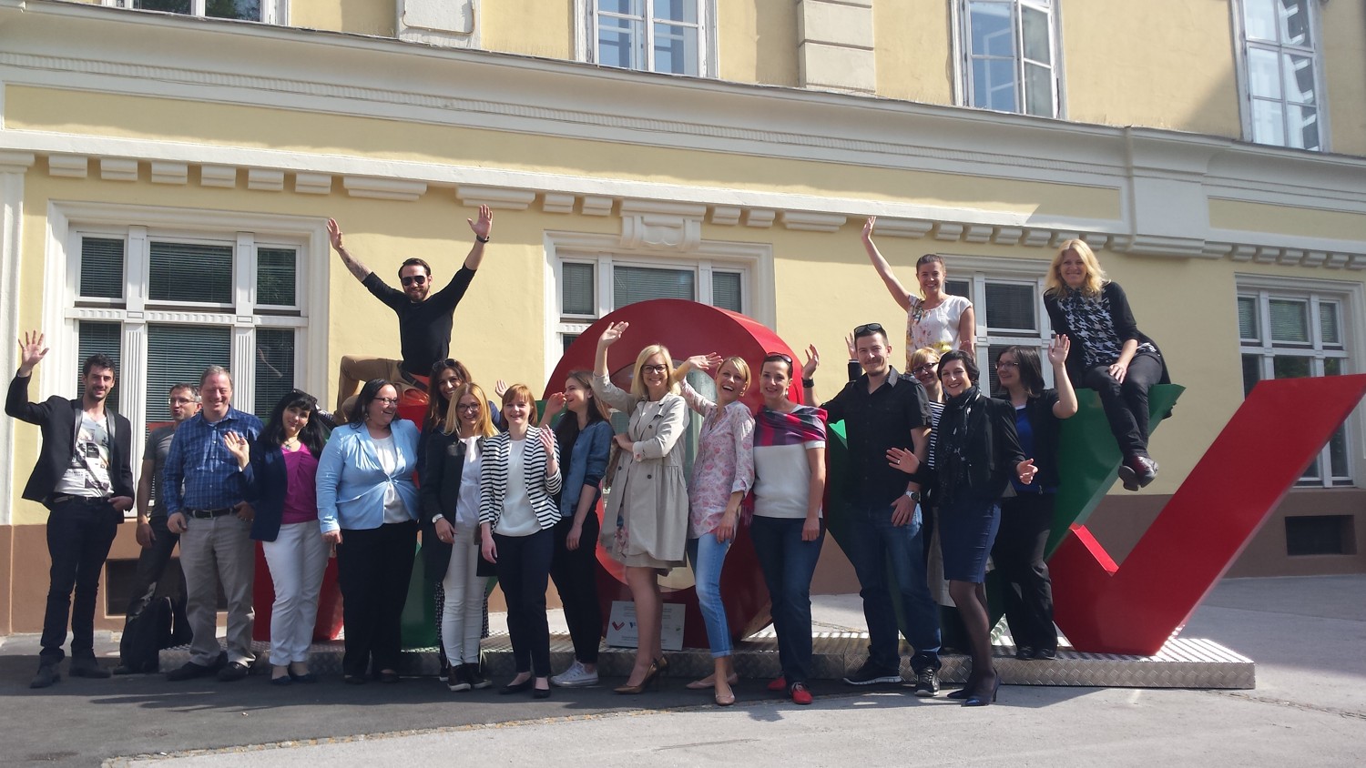 Udeleženci delavnice za organizacijo trajnostnih dogodkov pred sedežem Turizma Ljubljana.