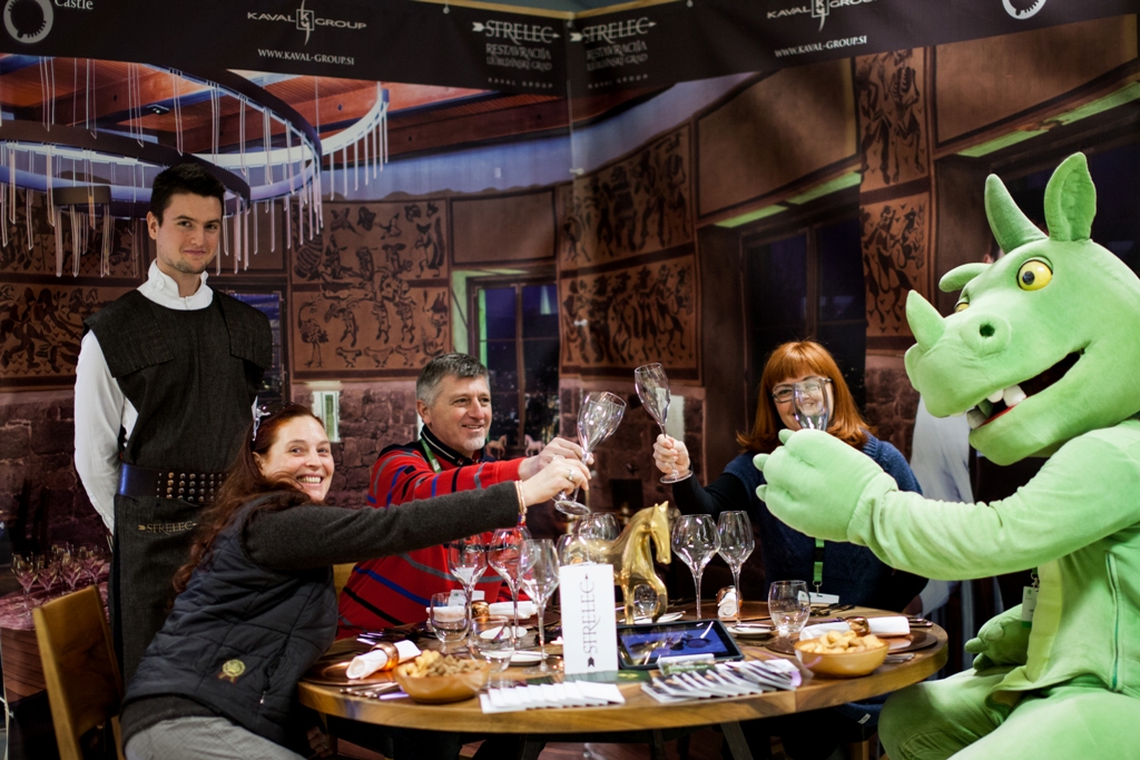 Udeleženci in predstavniki Ljubljanskega gradu ter maskoza Ljubljanski zmajček na večerji v restavraciji Strelec.