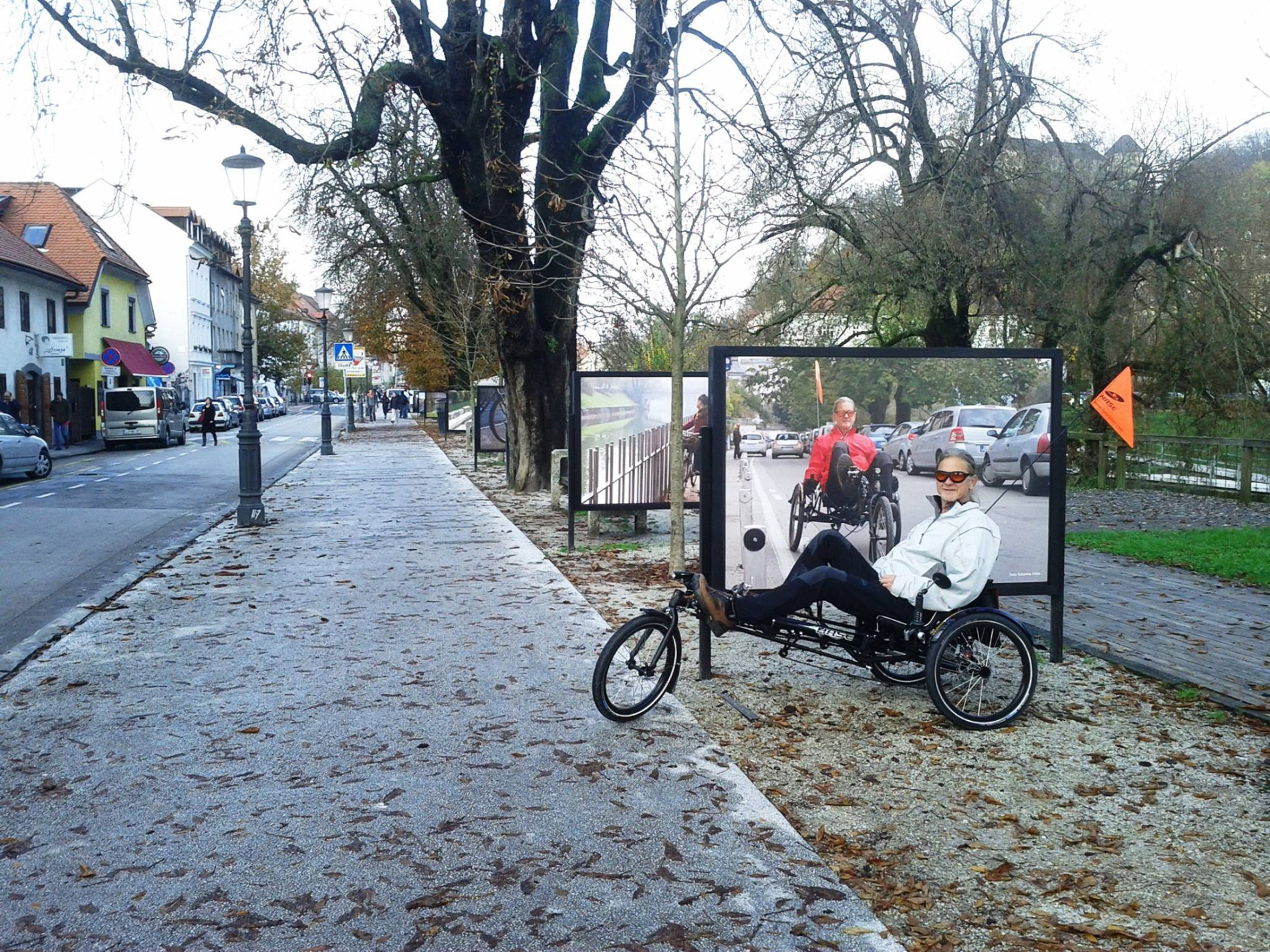 Kolesar pri ob sliki na Krakovskem nasipu.