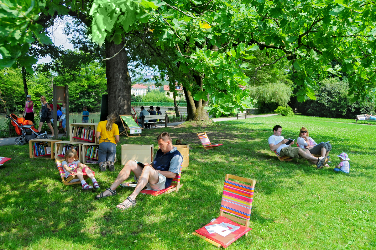 Knjiznica pod krosnjami Foto Dunja Wedam
