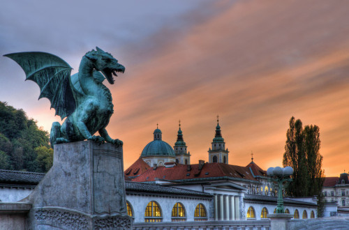 Zmaj na Zmajskem mostu. V ozadju stolnica.