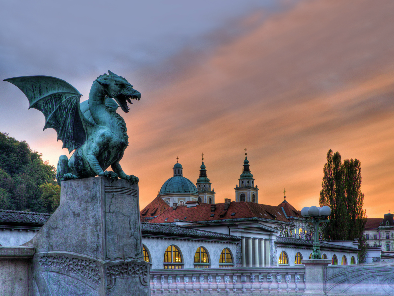 Zmaj na Zmajskem mostu. V ozadju stolnica.