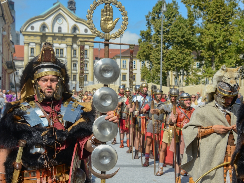 Nastopajoči napravljeni v rimljane na Kongresnem trgu.