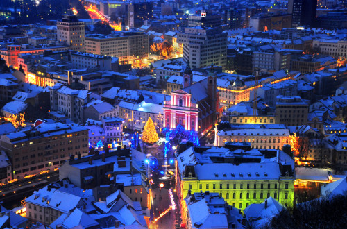 Panoramska slika zasnežene Ljubljane.