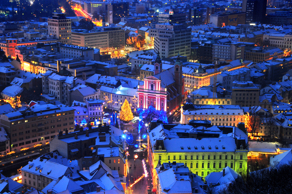 Panoramska slika zasnežene Ljubljane.