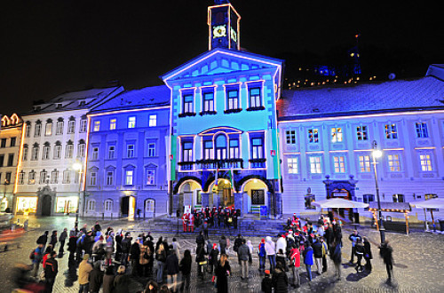 Ste za zmenek z Božičkom? Ali pa decembrsko obarvano vožnjo po Ljubljanici?