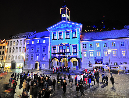 Ste za zmenek z Božičkom? Ali pa decembrsko obarvano vožnjo po Ljubljanici?