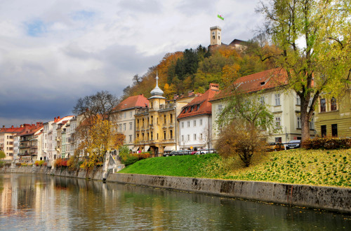 Ljubljanica jeseni. V ozadju Ljubljanski grad.