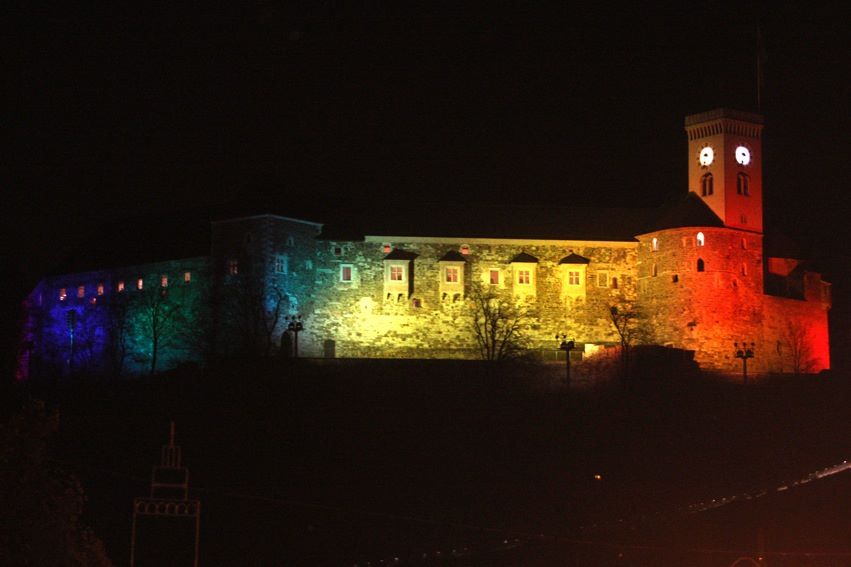 Ljubljanski grad v barvah mavrice.