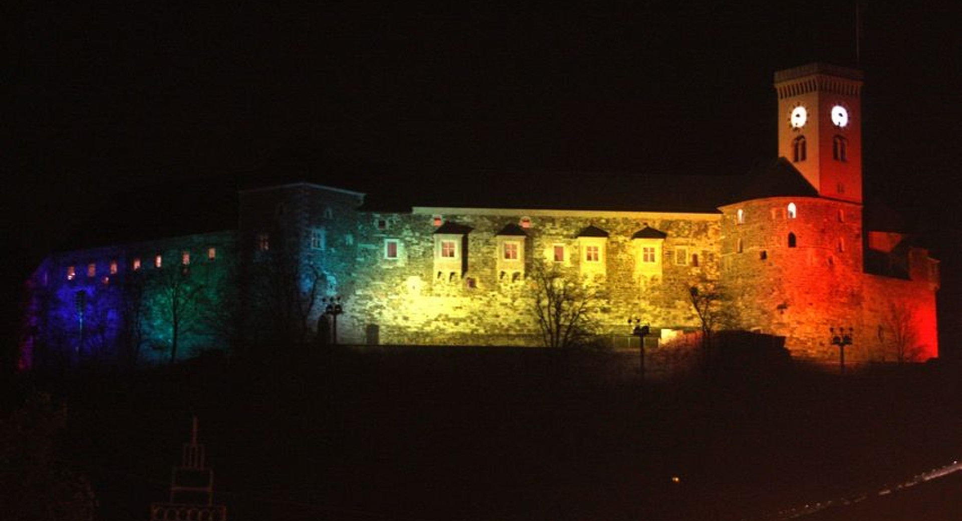 Ljubljanski grad v barvah mavrice.