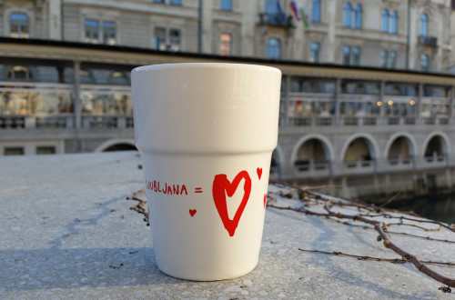 V okviru prireditev December 2014 v Ljubljani namesto plastične embalažne poskusno na voljo keramični lončki