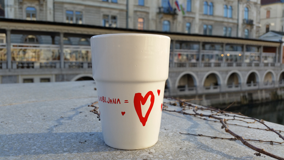 V okviru prireditev December 2014 v Ljubljani namesto plastične embalažne poskusno na voljo keramični lončki