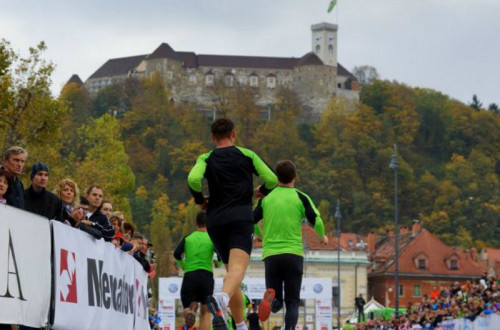 Maratonci. V ozadju Ljubljanski grad.