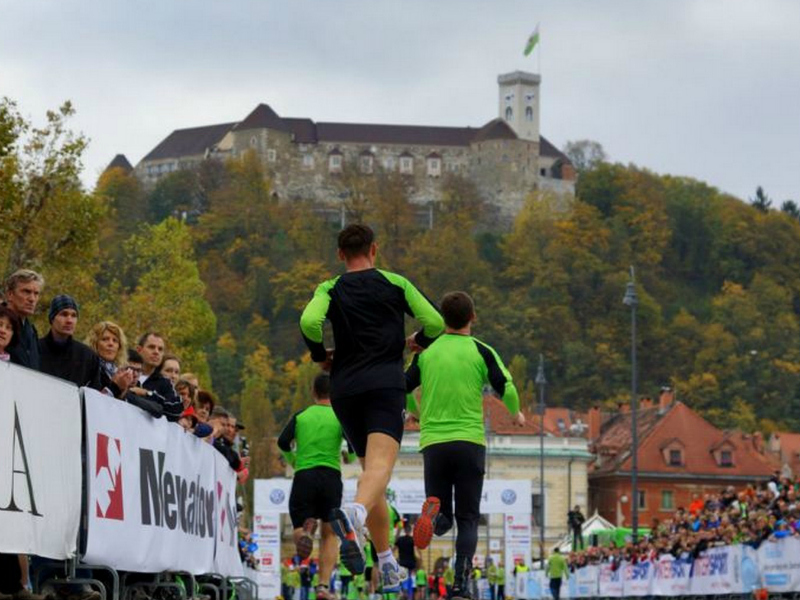 Maratonci. V ozadju Ljubljanski grad.