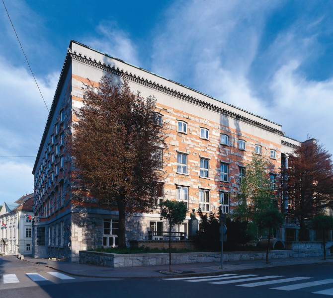 Un grand bâtiment avec des briques orange.