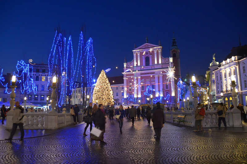 Praznično okrašena Ljubljana.